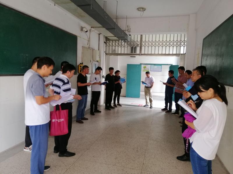 开在研教学楼走廊里的听课研讨会_爱奇艺.jpg