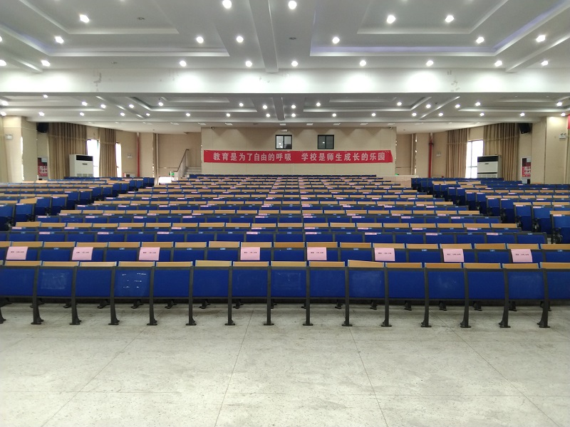 准备就绪的教师业务考试考场.JPG