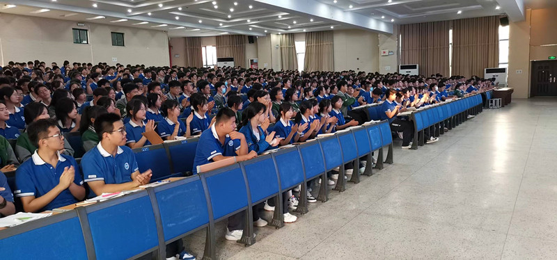 同学们听讲座.jpg
