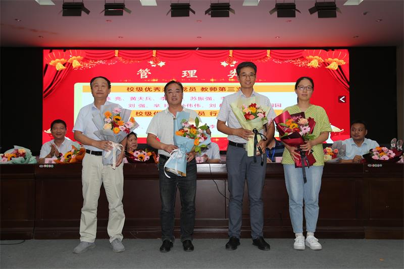 15优秀共产党员代表.jpg