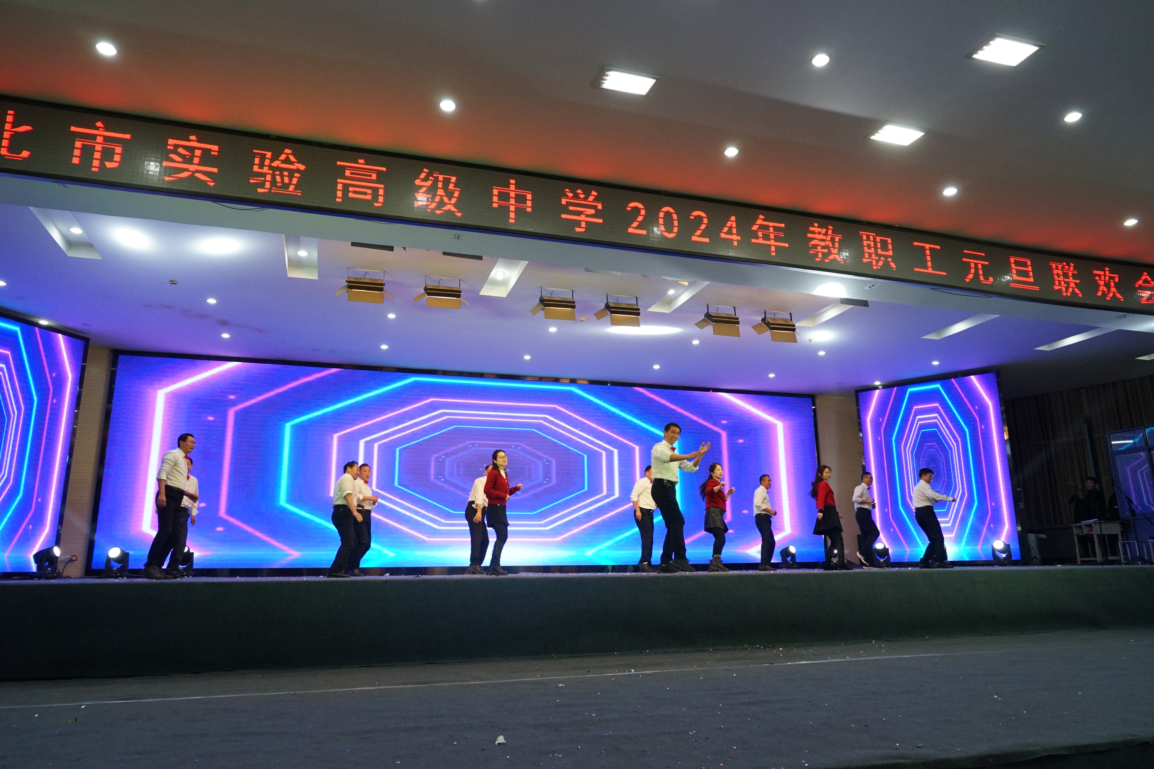 副校长徐敬争带领高二教师表演动感鬼步舞.JPG