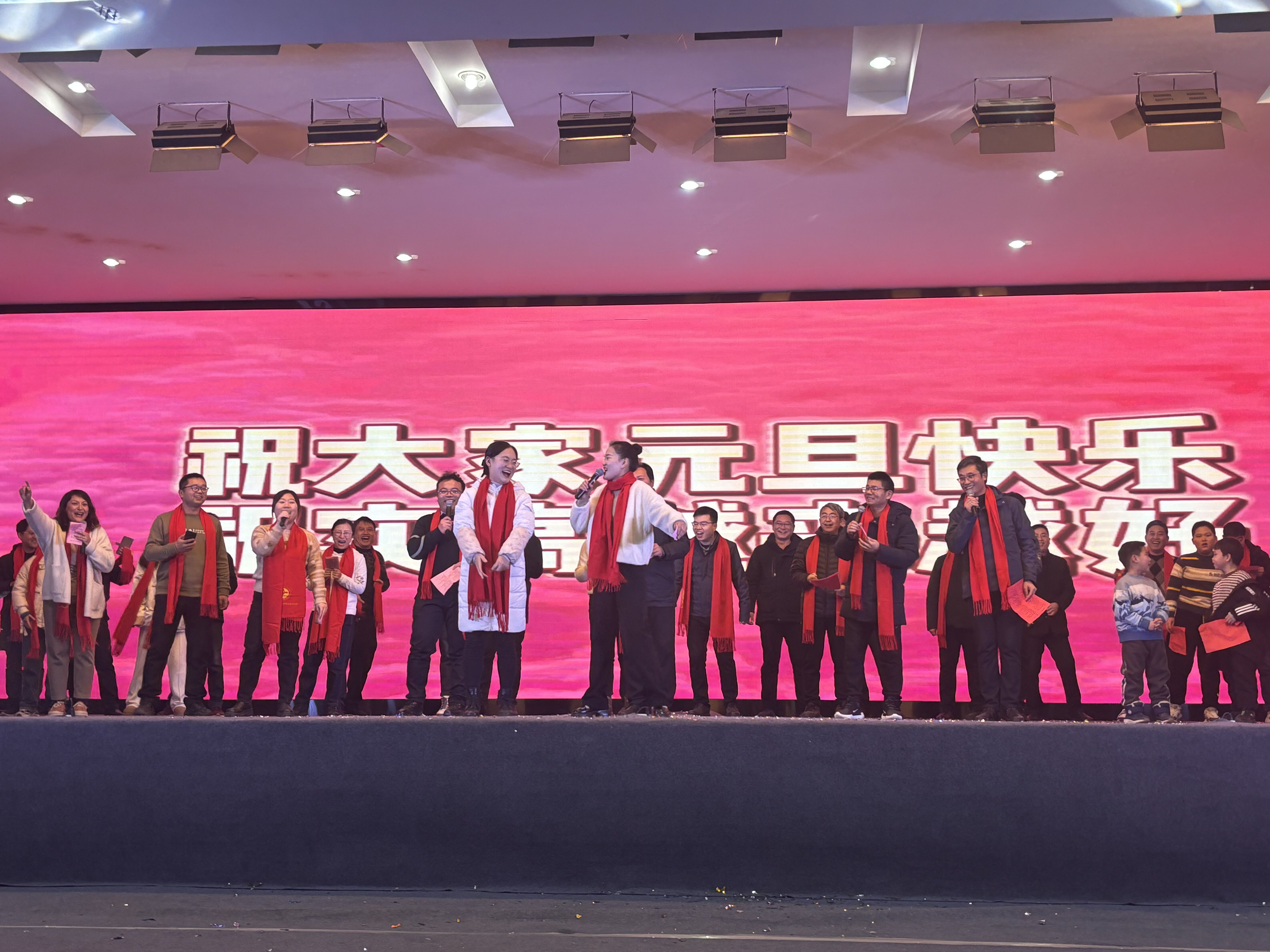 高三老师合唱《在灿烂阳光下》.jpg