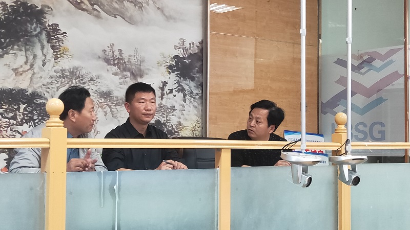 6副校长谢飞、教科处主任罗运峰、校工会主席许良峰在比赛现场.jpg